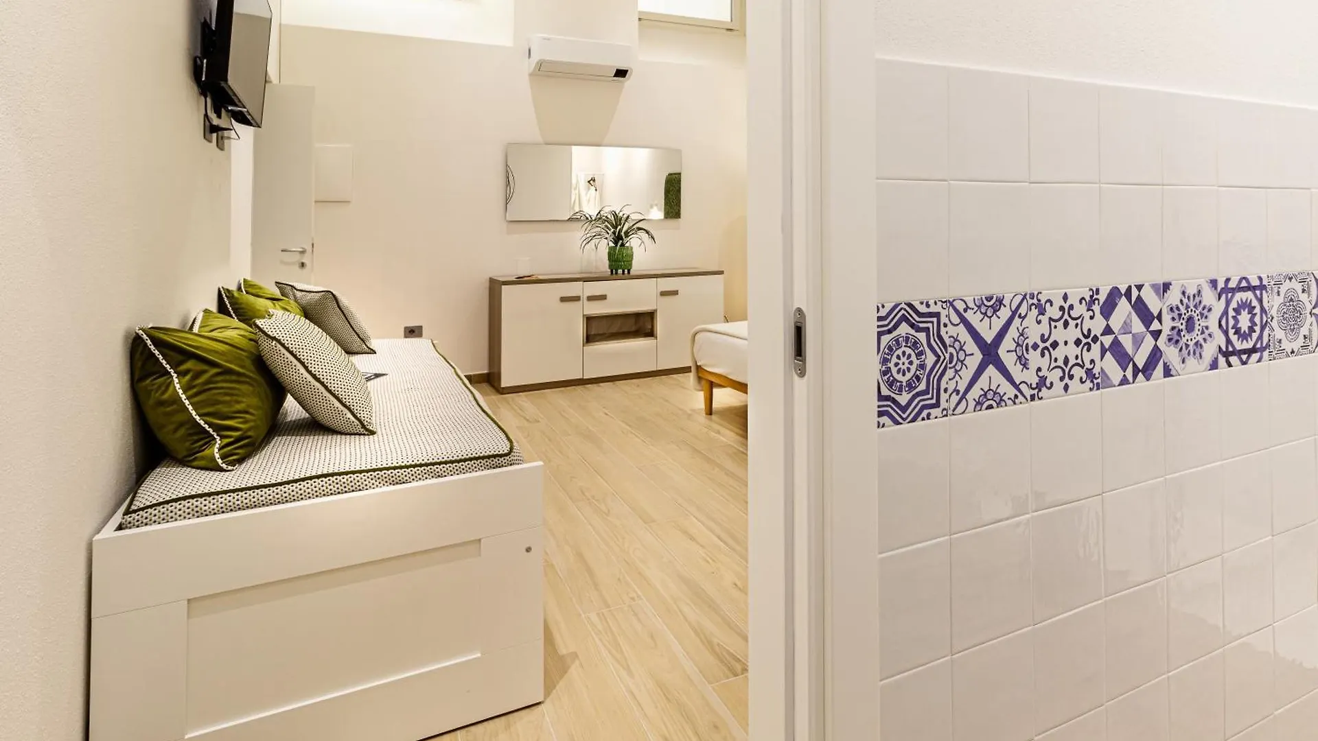 Artis Rooms Guesthouse Кальяри 0*,