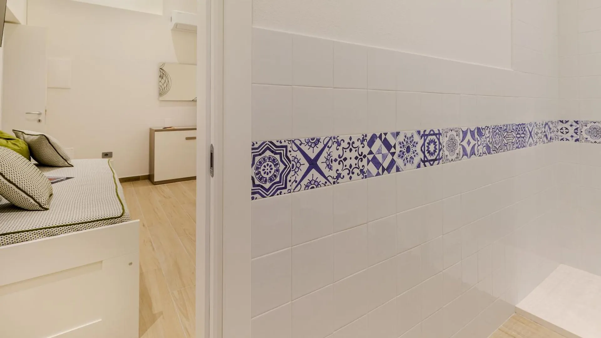 Artis Rooms Guesthouse Кальяри 0*,  Италия